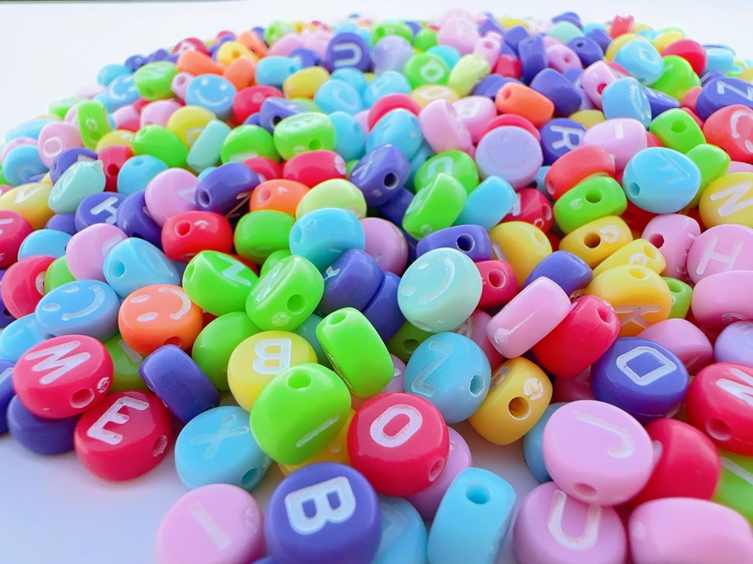 1000 cuentas de letras del alfabeto de 0.157 x 0.276 pulgadas, cuentas redondas de letras acrílicas, coloridas para hacer joyas, pulseras (luz)