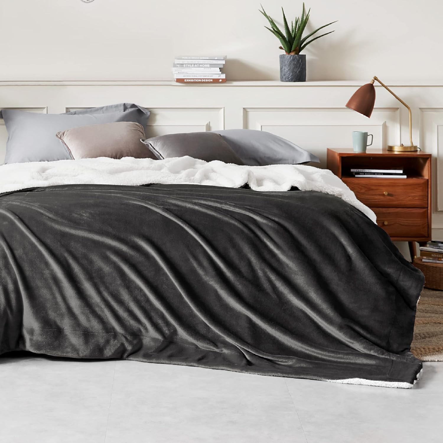 Bedsure Mantas de tamaño Queen de vellón sherpa para la cama, manta gruesa y cálida para el invierno, suave y mullida, para el otoño, color carbón,