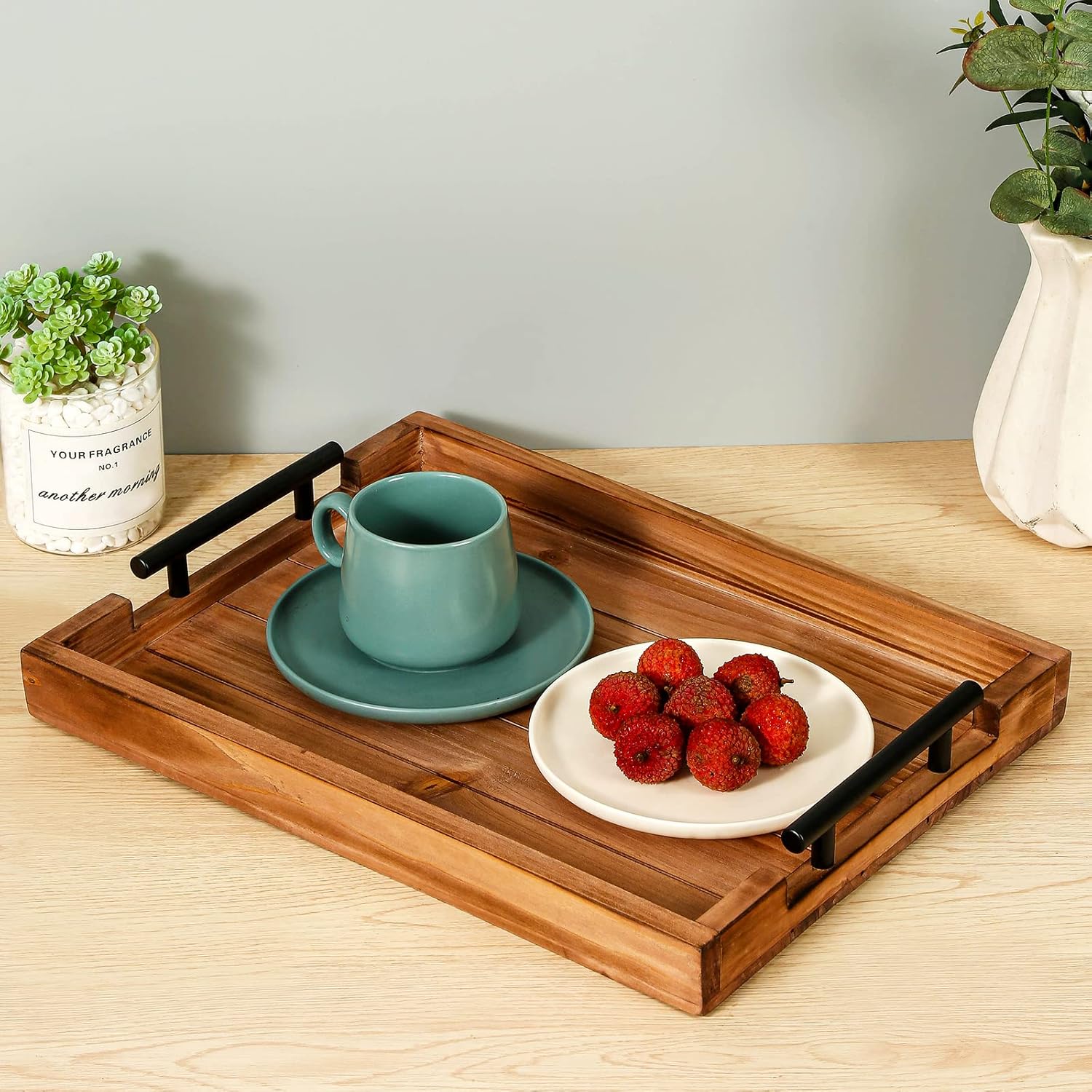 Juego de 2 bandejas decorativas de madera vintage anidadas con mango de metal para comer, desayuno, cocina, bandejas otomanas, mesa de centro y