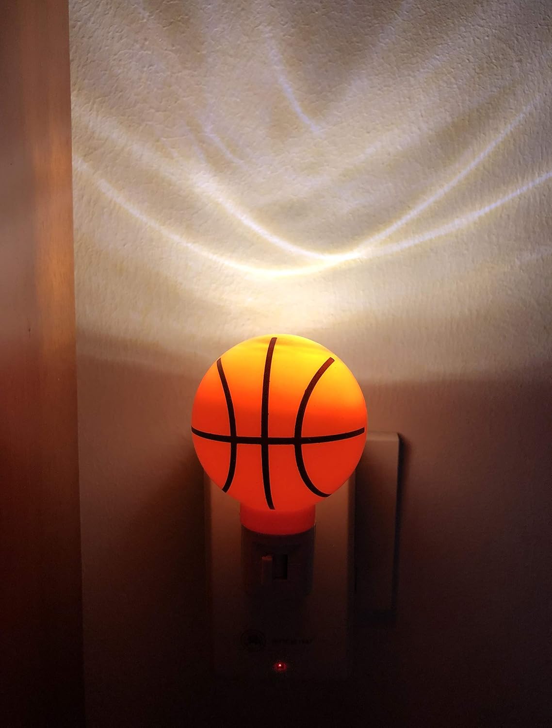 Paquete de 2 luces LED de noche enchufables de color blanco cálido para niños, lámpara con forma de baloncesto para cuidar bien el sueño de los niños