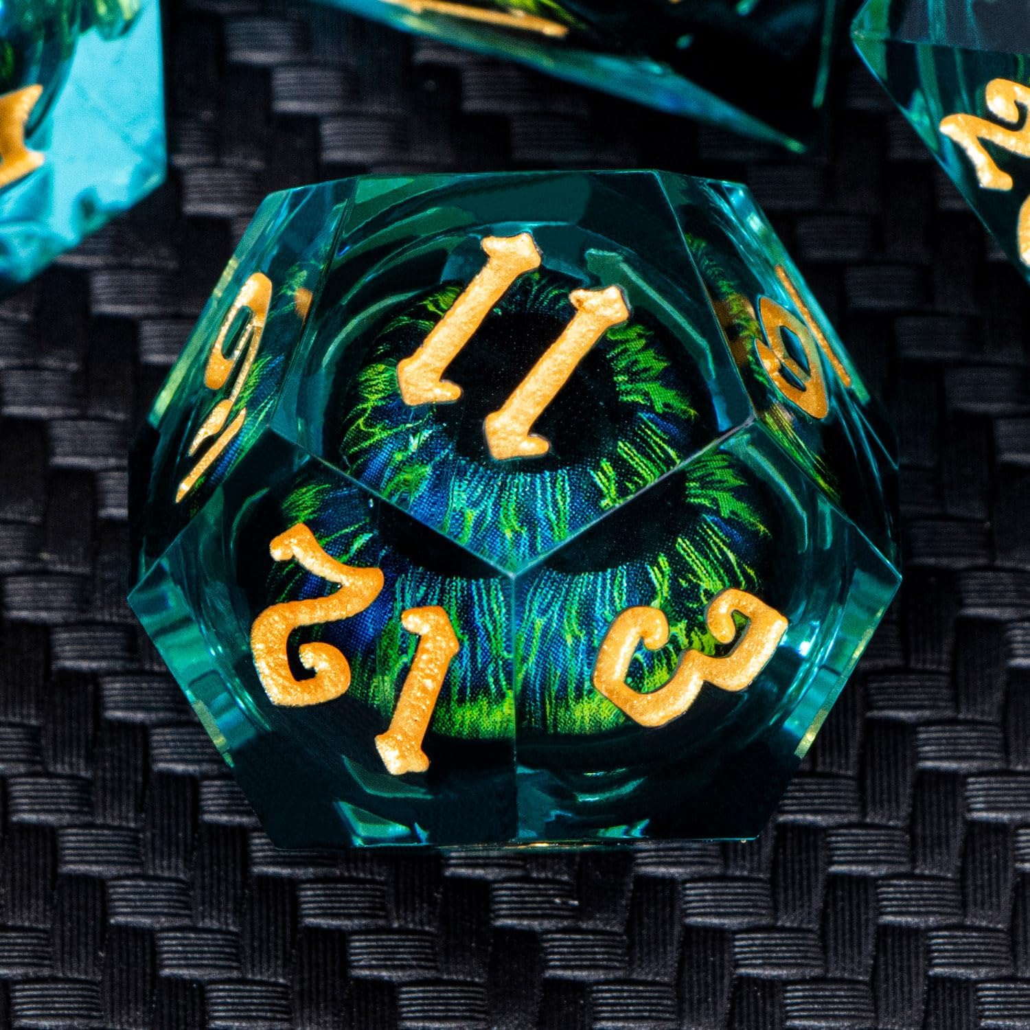 ARUOHHA DND – Juego de dados de ojo de dragón con núcleo líquido, resina azul, bordes afilados, con caja de regalo, dados poliédricos de Calabozos y
