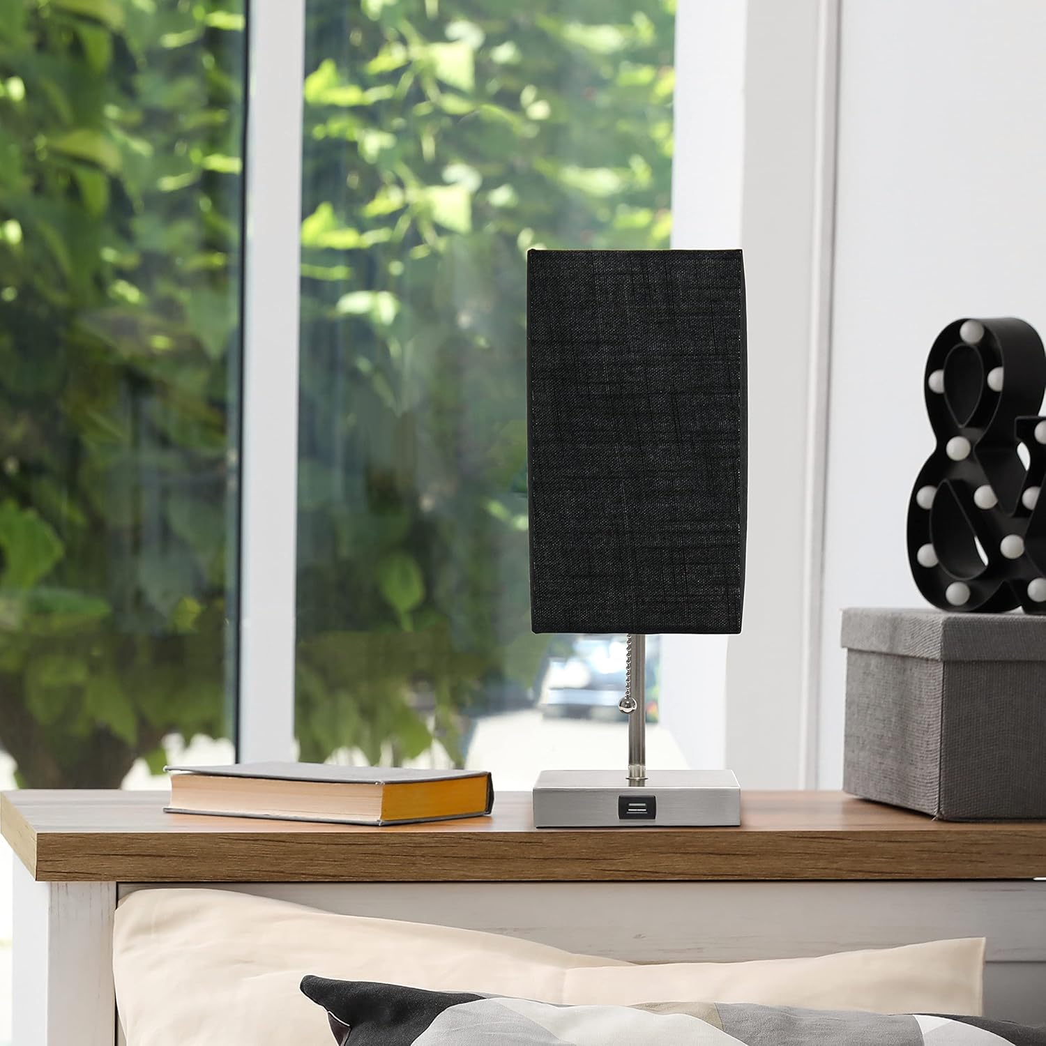 Simple Designs LT1087-BLK – Lámpara de mesa con carga USB de níquel cepillado pequeño con interruptor de cadena, color negro