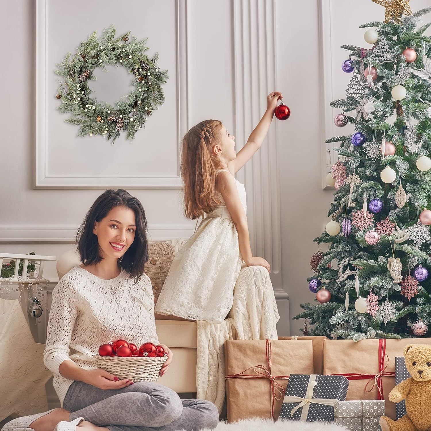 LOHASBEE Corona de Navidad artificial, corona de abeto con purpurina flocada de pino de 24 pulgadas con bayas blancas para Navidad, hogar, puerta