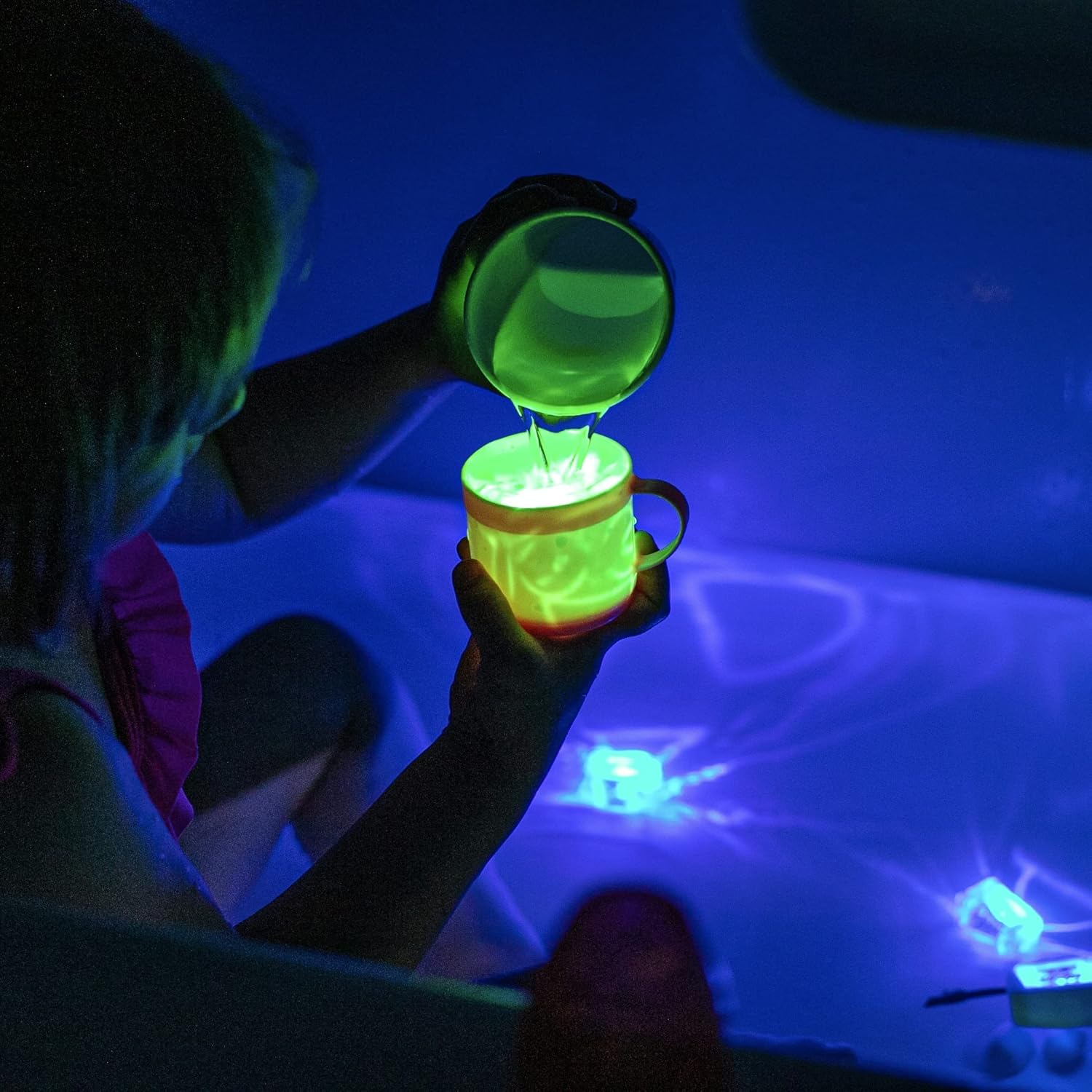 Glo Pals Paquete de cubos iluminados activados por agua para juegos sensoriales (listos, listos, brillantes, rojo, amarillo + verde)