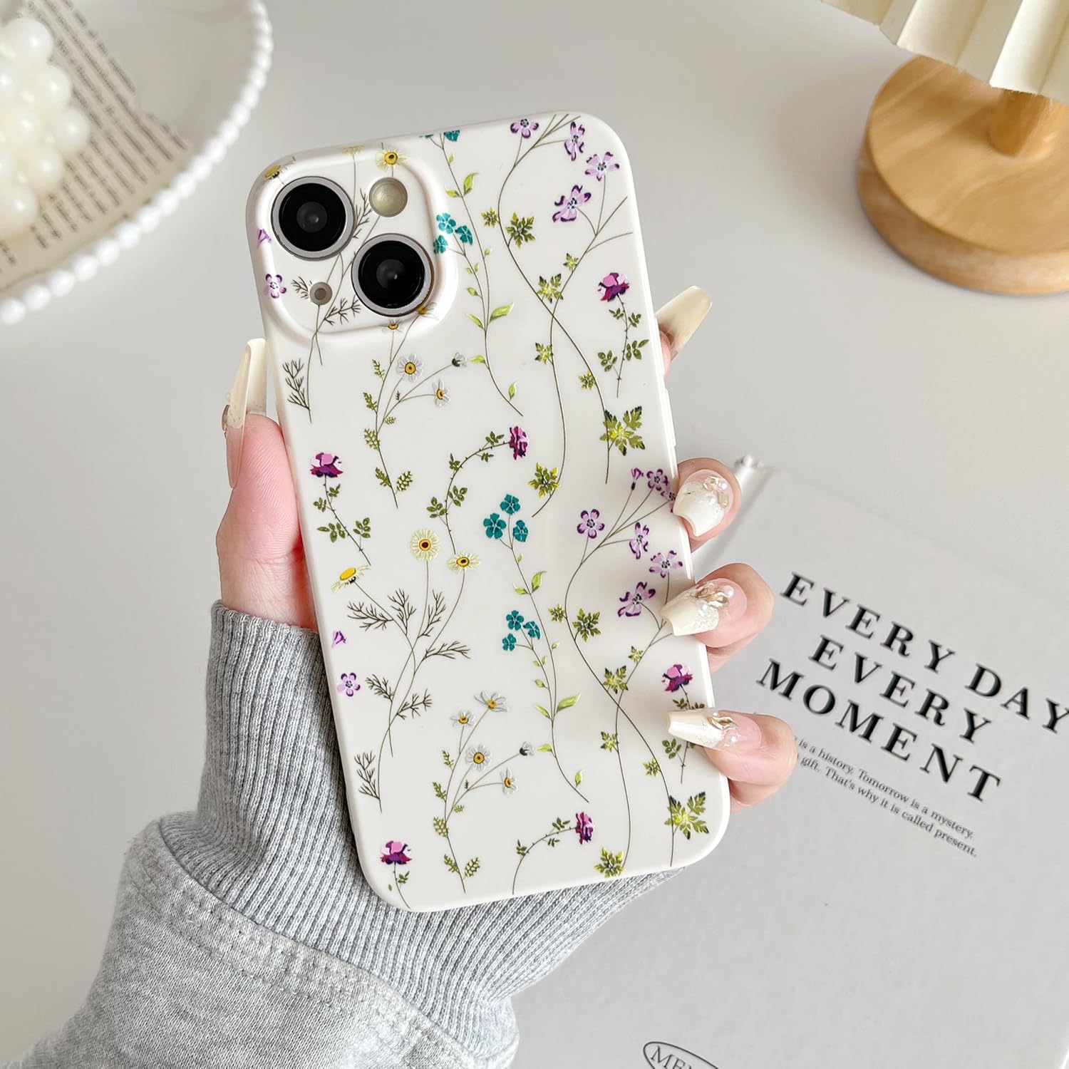 RALEAVO Funda floral para iPhone 14, diseño de ramas de flores, bonita funda para niñas y mujeres, delgada, de silicona suave, a prueba de golpes,