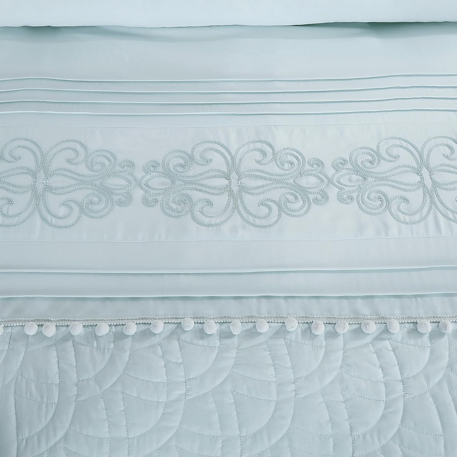 Chezmoi Collection Grace – Juego de edredón de 7 piezas, diseño floral bordado floral azul pálido con pompones, a rayas, tamaño King