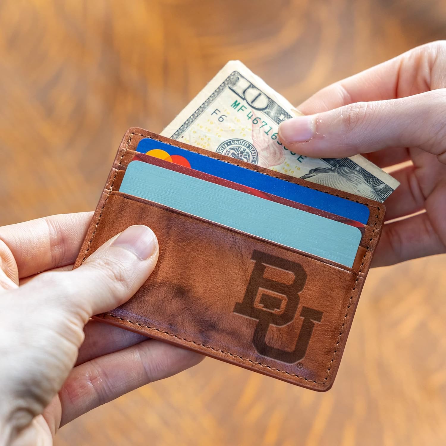 Rico Industries Cartera de cuero con relieve estándar de la NCAA