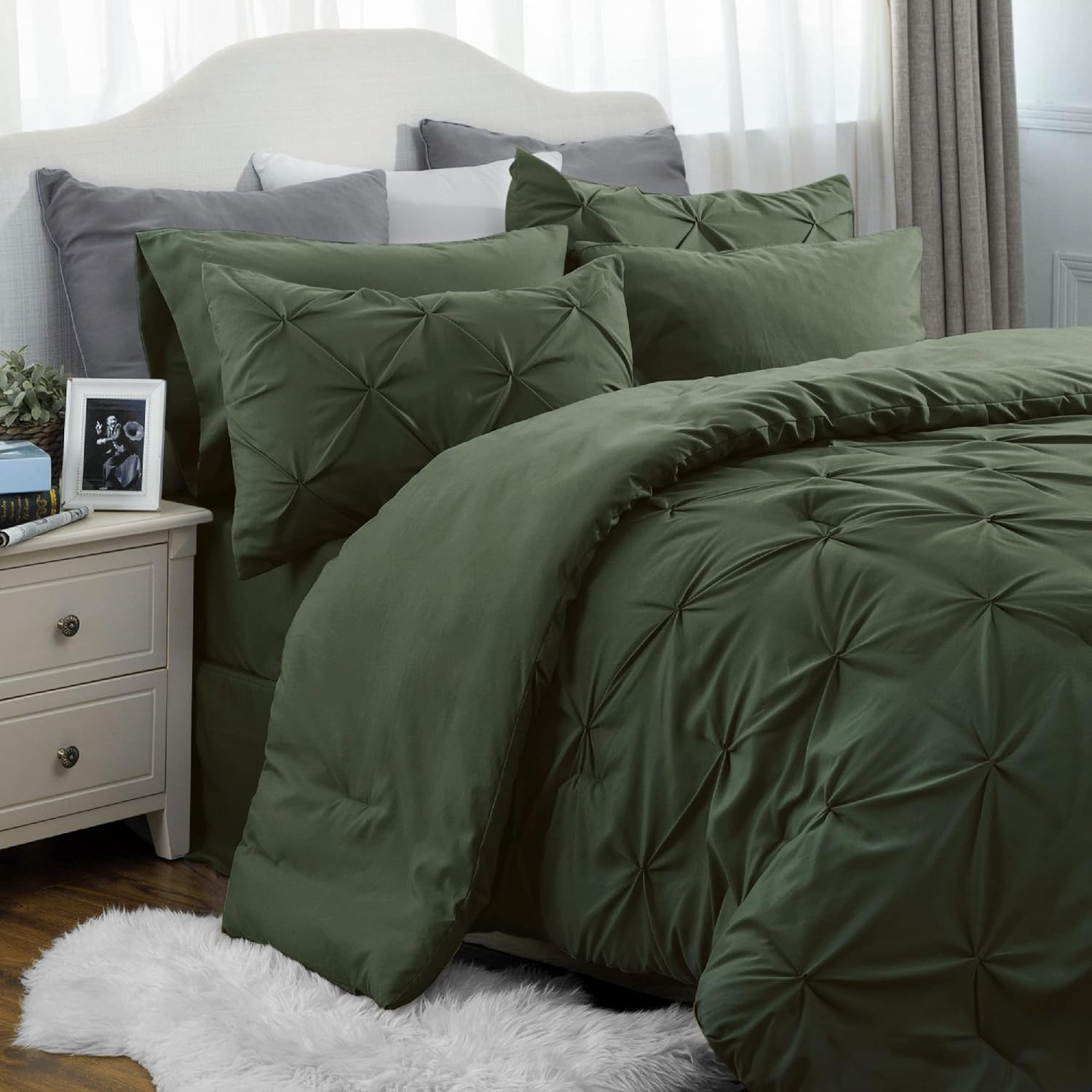 Bedsure Juego de edredón verde oliva tamaño Queen, cama en una bolsa, tamaño Queen, 7 piezas, juego de ropa de cama verde oliva con edredones,