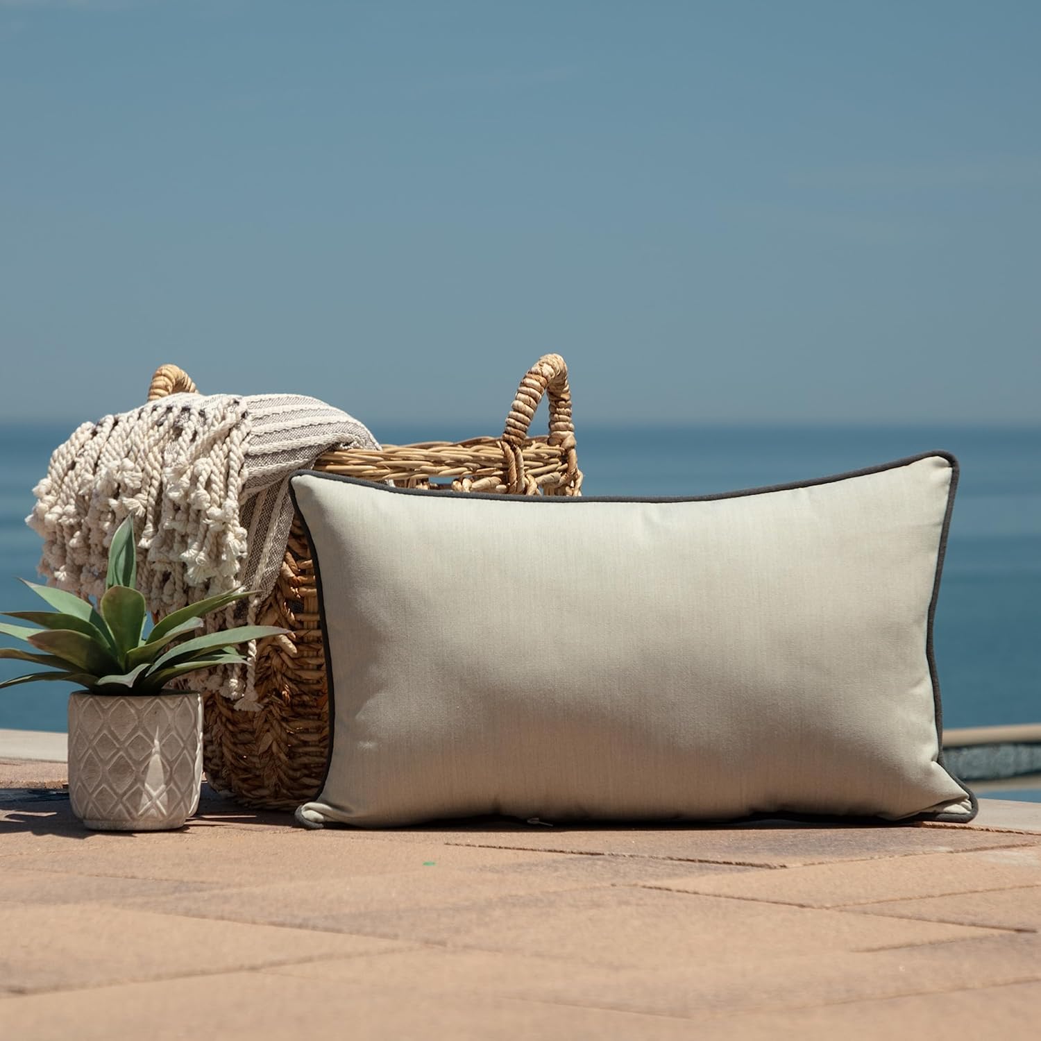 Arden Selections Almohada lumbar al aire libre de Oasis 14 x 24, PP no tejido 40 GSM