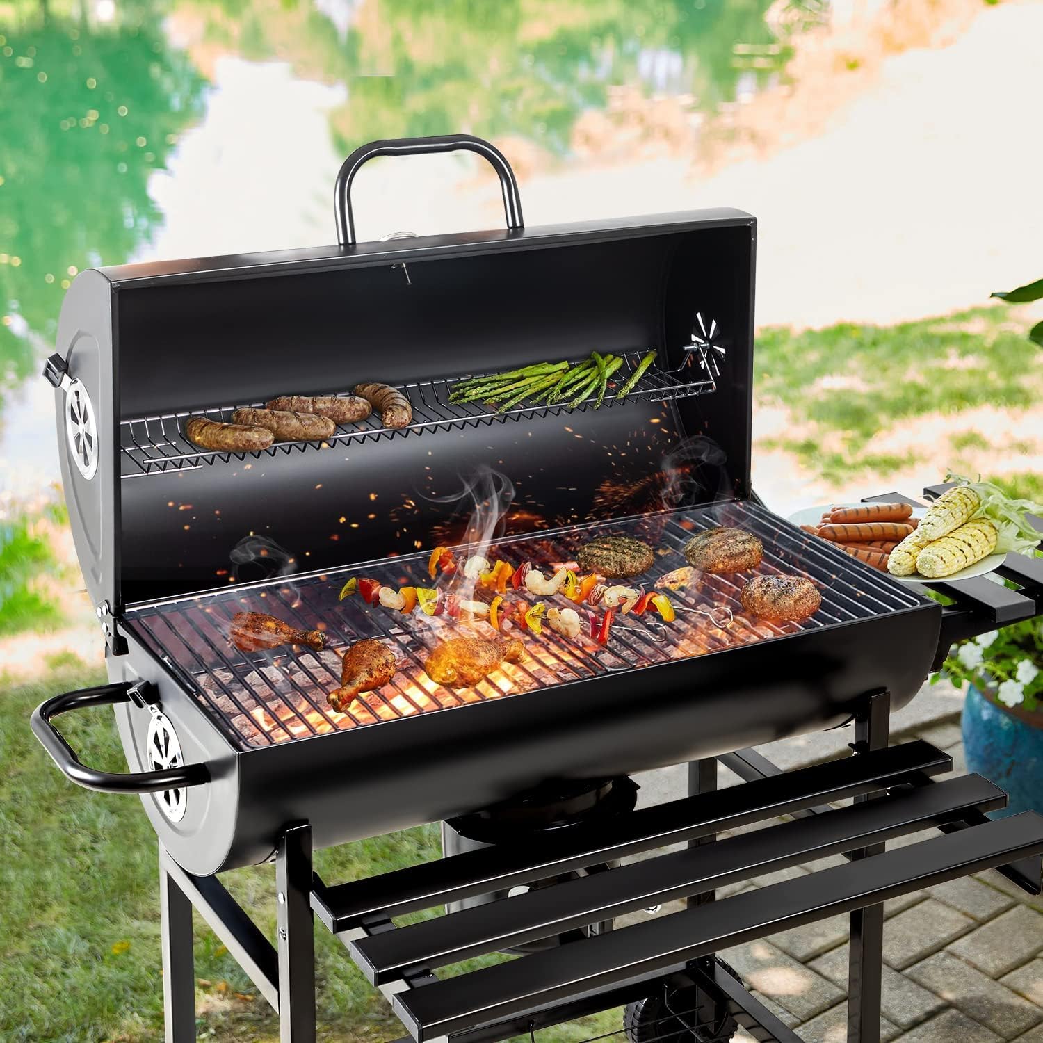 Flamaker Parrilla de carbón estilo barril barbacoa parrilla de carbón con tres estantes de artículos, termómetro de doble capa de hierro cromado