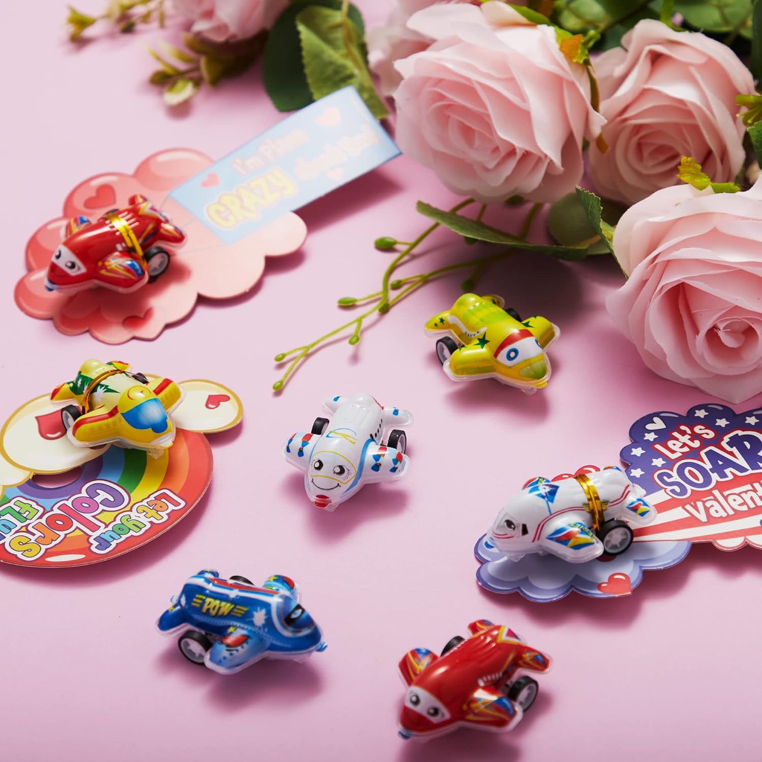 JOYIN Paquete de 28 tarjetas de regalo para el día de San Valentín con aviones de tracción trasera, kits de juguetes de mini avión con tarjetas de