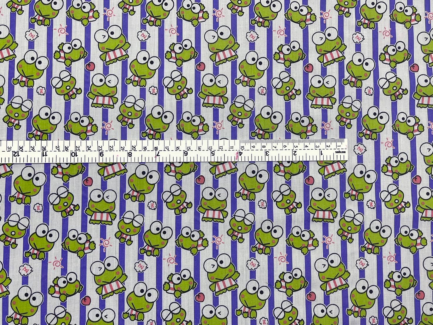44 pulgadas verde Keroro Happy Frog rayas moradas impresas en tela de algodón blanco patrón temático con ranas para manualidades, parches