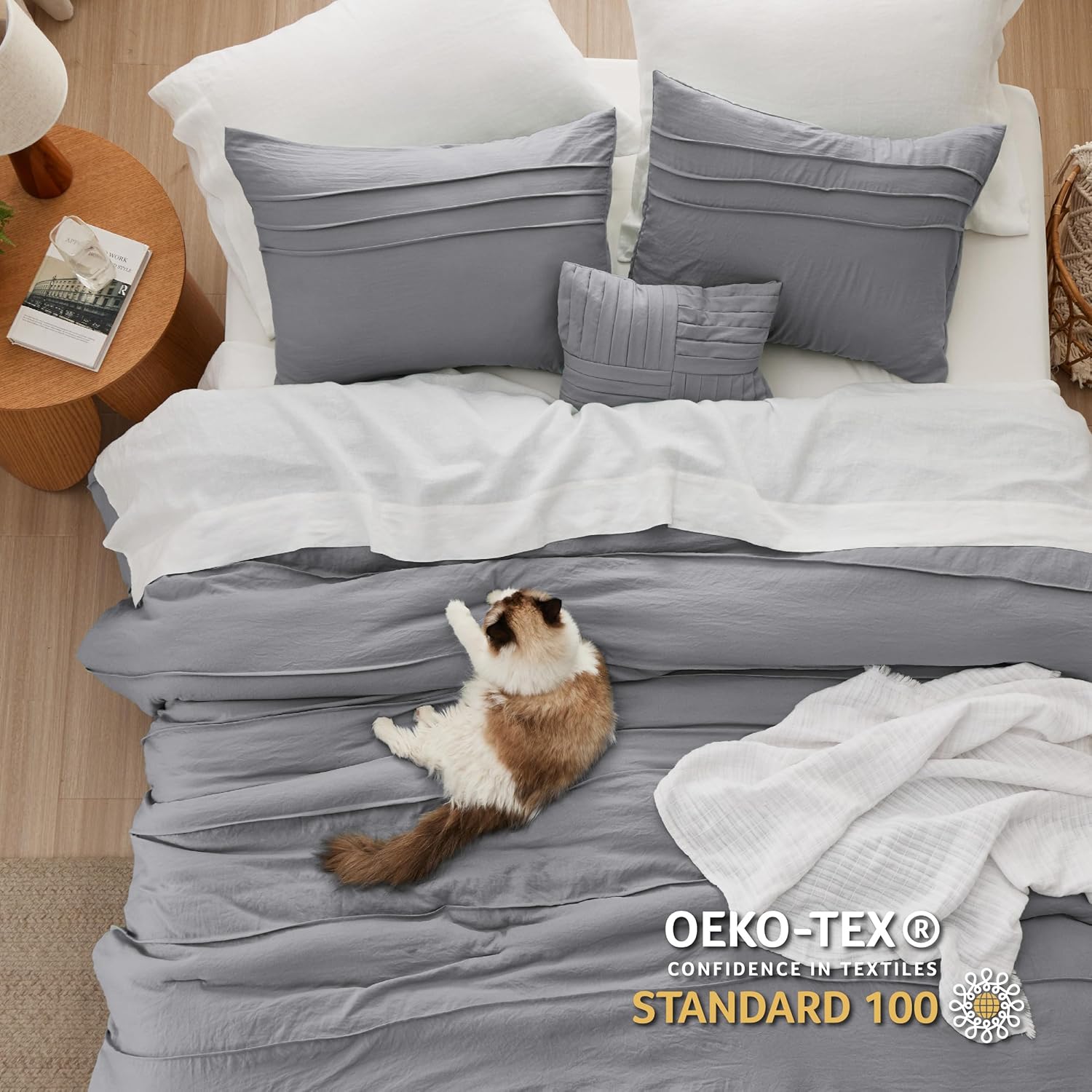 Bedsure Juego de edredón gris tamaño King, juego de cama plisado de 4 piezas, juegos de ropa de cama alternativa de plumón para todas las