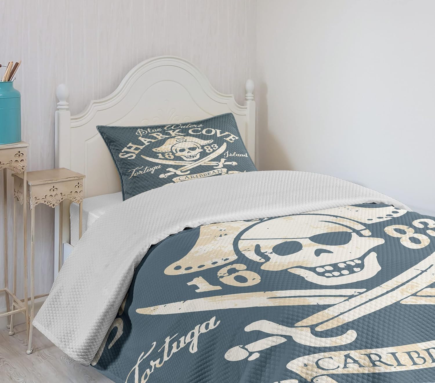 Lunarable Colcha pirata, Shark Cove Tortuga Island Caribbean Waters Retro Jolly Roger, juego de colcha acolchada decorativa de 2 piezas con funda de