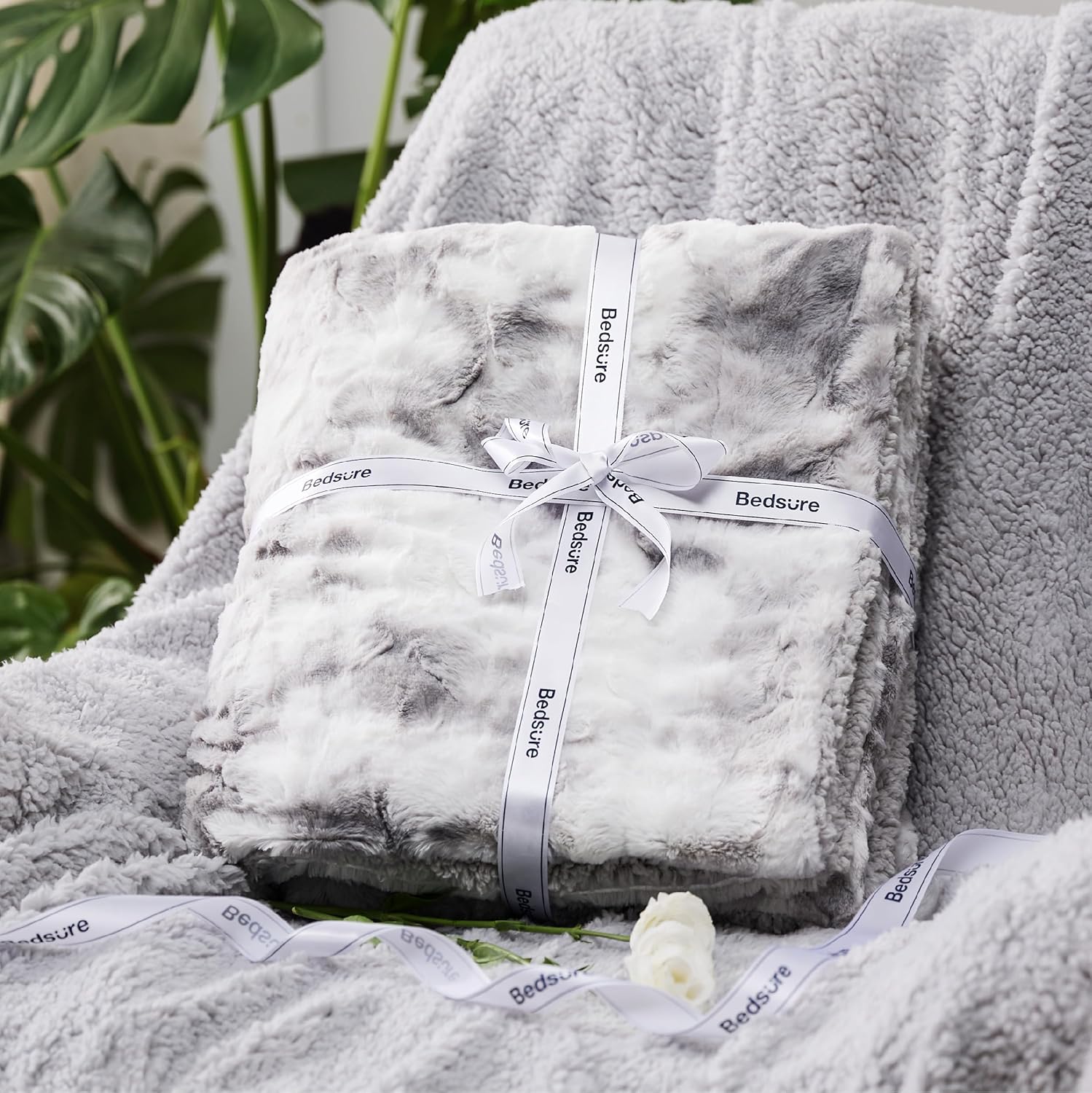 Bedsure Manta mullida para sofá, gris claro, sherpa suave y cálido, acogedora y peluda, manta reversible para sofá y cama, 50 x 60 pulgadas