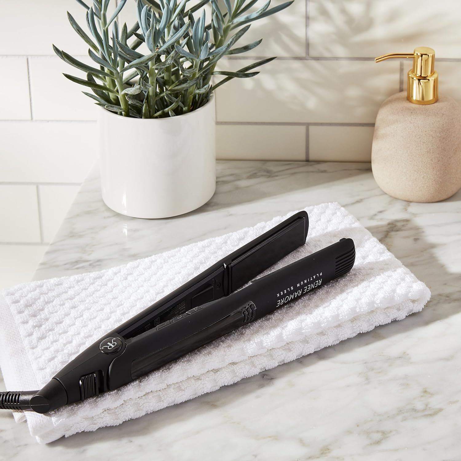 Plancha plana de cerámica Platinum Sleek de 1 pulgada  Eleva tu aspecto con elegancia y brillo de calidad de salón en una potente herramienta