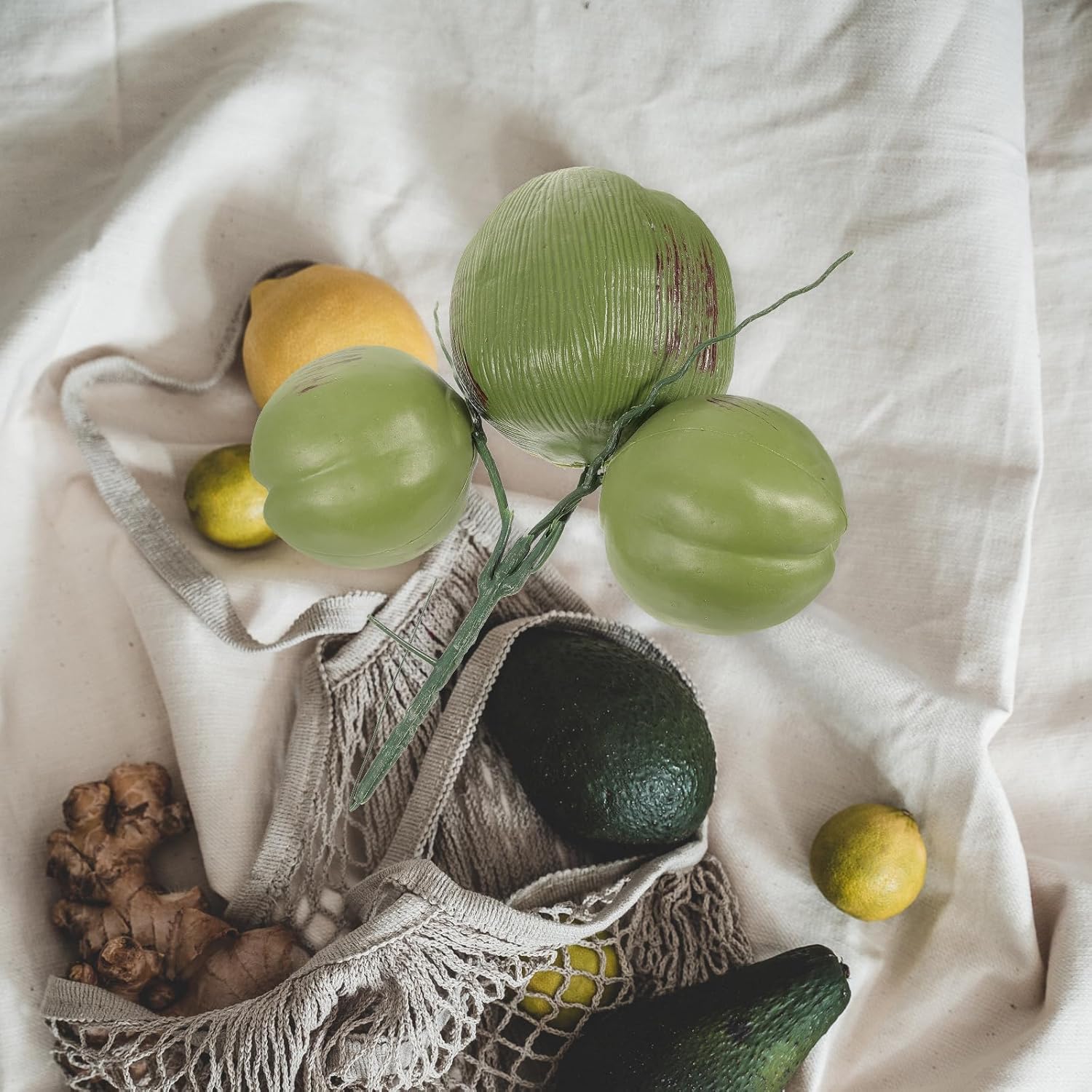 TEHAUX 1 manojo de coco artificial, modelo de comida simulado de coco artificial realista, fruta falsa verde para decoración de fiestas temáticas