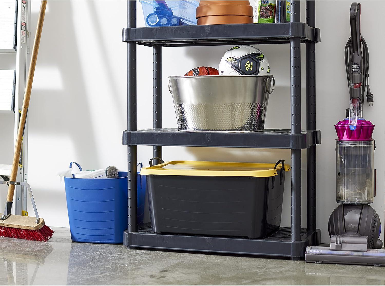 Life Story – Contenedor apilable de plástico de 55 cuartos de galón con tapa y asas para organización de cochera en el hogar, color negro y amarillo