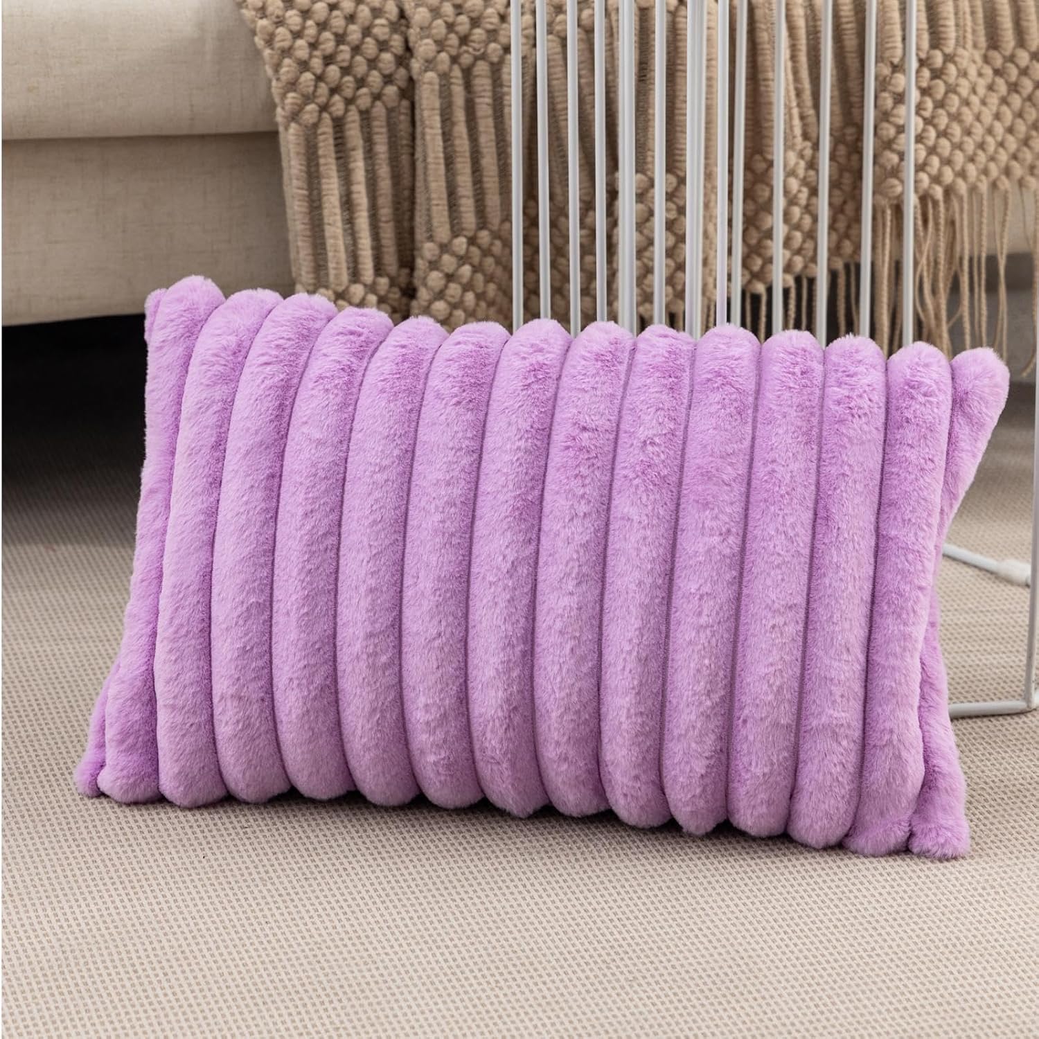ZLINA Juego de 2 fundas de cojín decorativas de felpa de pelo sintético a rayas para sofá, dormitorio, sala de estar (12 x 20 pulgadas, morado claro)