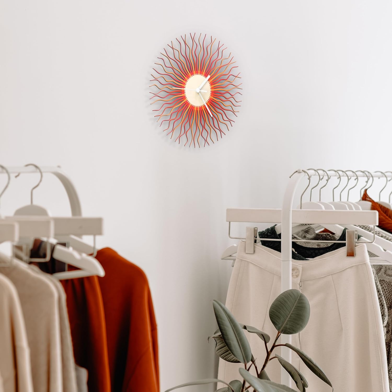 Reloj de pared moderno de mediados de siglo de 23.5 pulgadas, color rojo y naranja, decoración de pared contemporánea con forma de explosión de