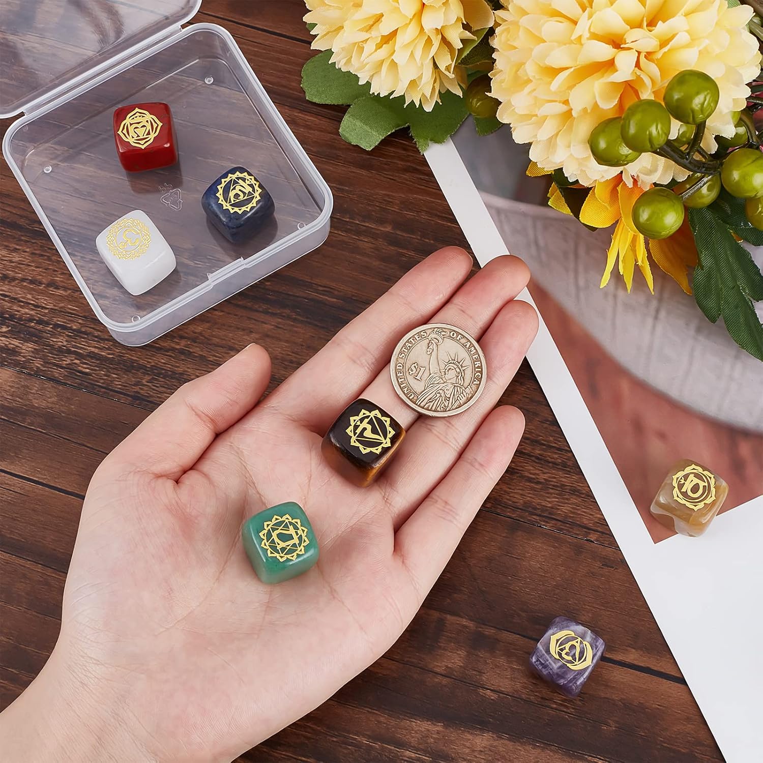 Beebeecraft 7 piezas de piedras de chakras de 7 colores, cristales naturales, cubito, piedras preciosas cuadradas chapadas en oro, patrón de chakras