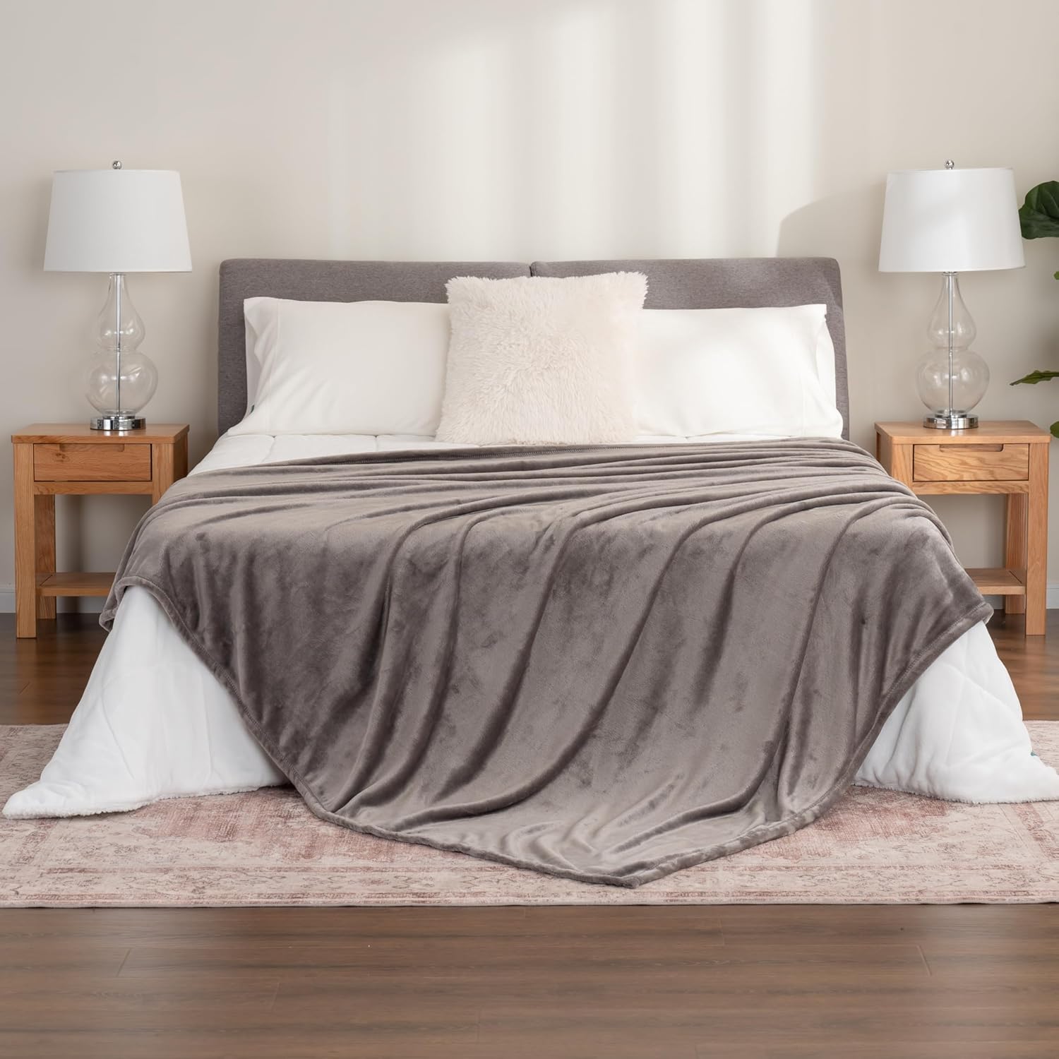 Berkshire Blanket Manta clásica de VelvetLoft para cama tamaño Queen, ligera, suave y mullida para cama y sofá, gris carbón, 90 x 90 pulgadas