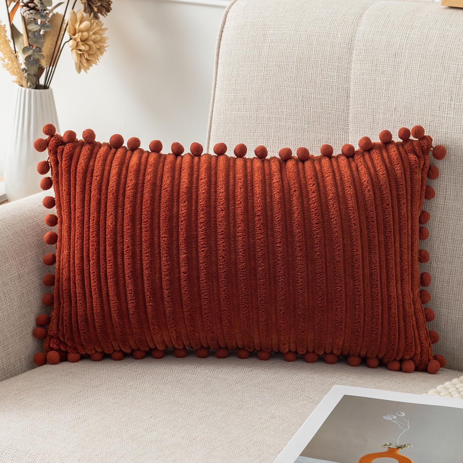UGASA – Juego de 2 fundas de almohada decorativas de rayas bohemias con pompones, de franela suave, rectangular, para sofá, dormitorio, decoración