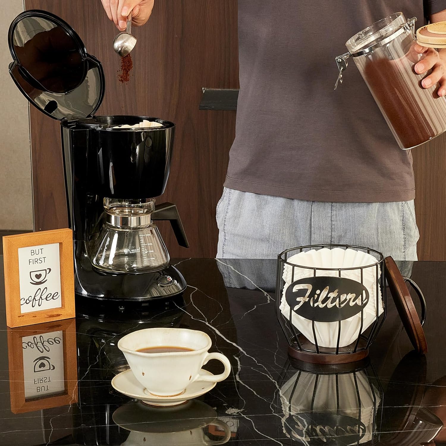 Yangbaga Soporte para filtro de café con tapa de madera, cesta de almacenamiento de filtro de café de madera y metal para filtros de café de 2 a 4