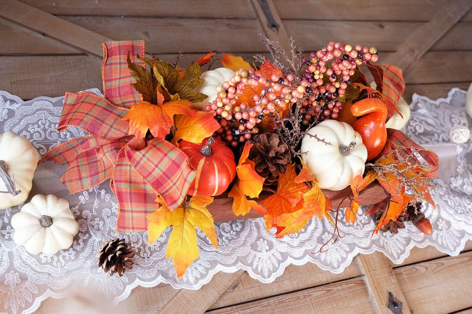 Centro de mesa de madera con calabaza artificial, conos de pino, hojas de arce, bayas rojas para decoración de otoño y otoño, decoración de mesa de