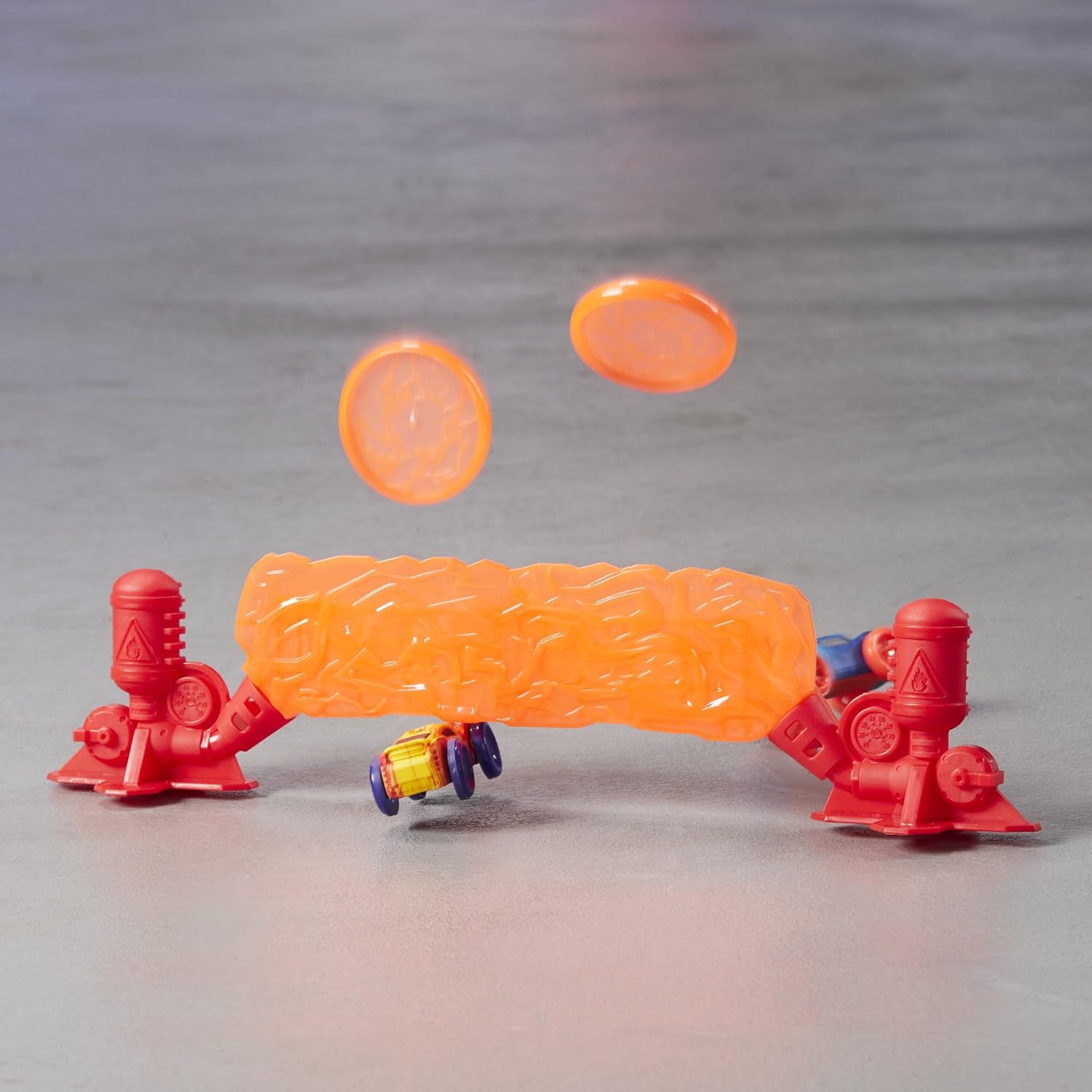 NERF Doubleclutch Inferno Nitro Toy incluye blaster, 4 coches de cuerpo de espuma, doble objetivo reactivo, doble rampa y 8 obstáculos para niños de
