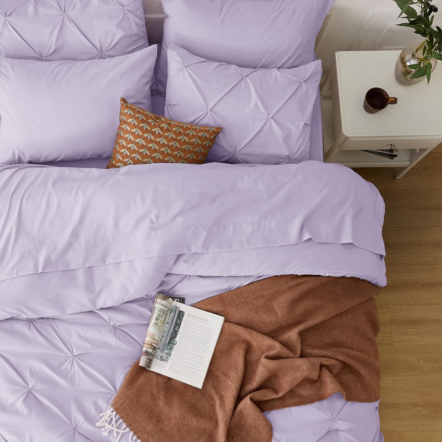 Bedsure Juego de edredón de color morado claro tamaño King, juego de ropa de cama King de 7 piezas, ropa de cama con pintuck en una bolsa, juego de