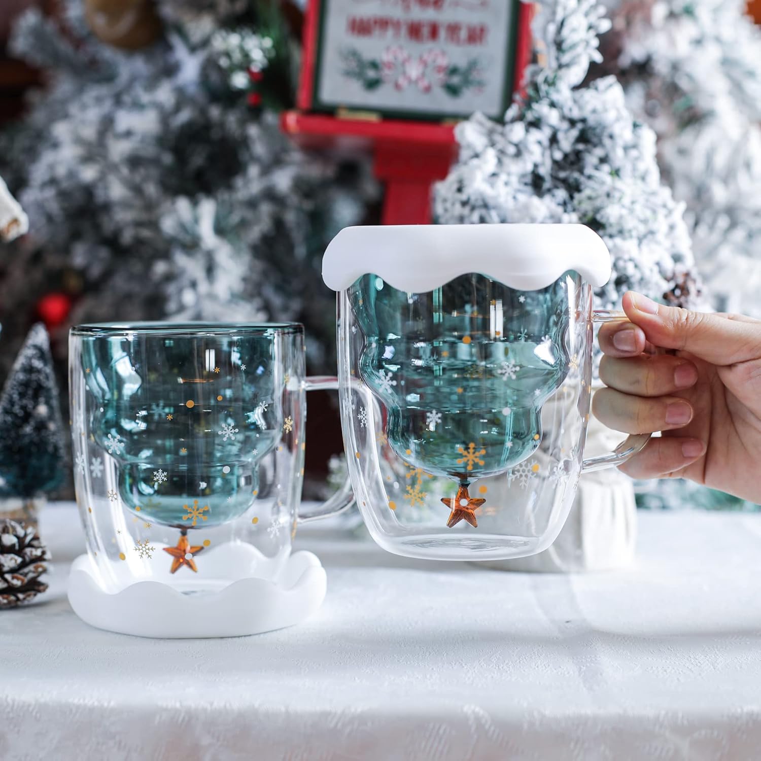 LIBWYS Paquete de 2 tazas de café de Navidad, tazas de vidrio de borosilicato de doble pared con tapa de copo de nieve, juego de tazas lindas para