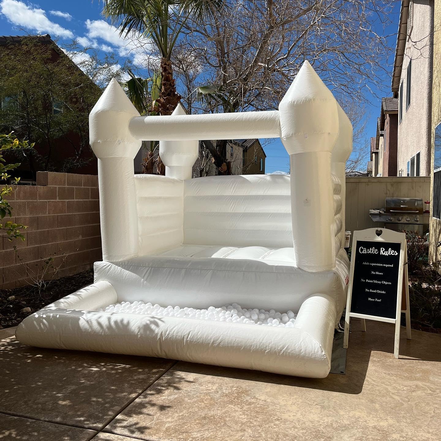 Casa de rebote blanca con soplador de aire, 8 pulgadas de largo x 10 pulgadas de ancho, castillo animoso para patio trasero del hogar, adecuado para