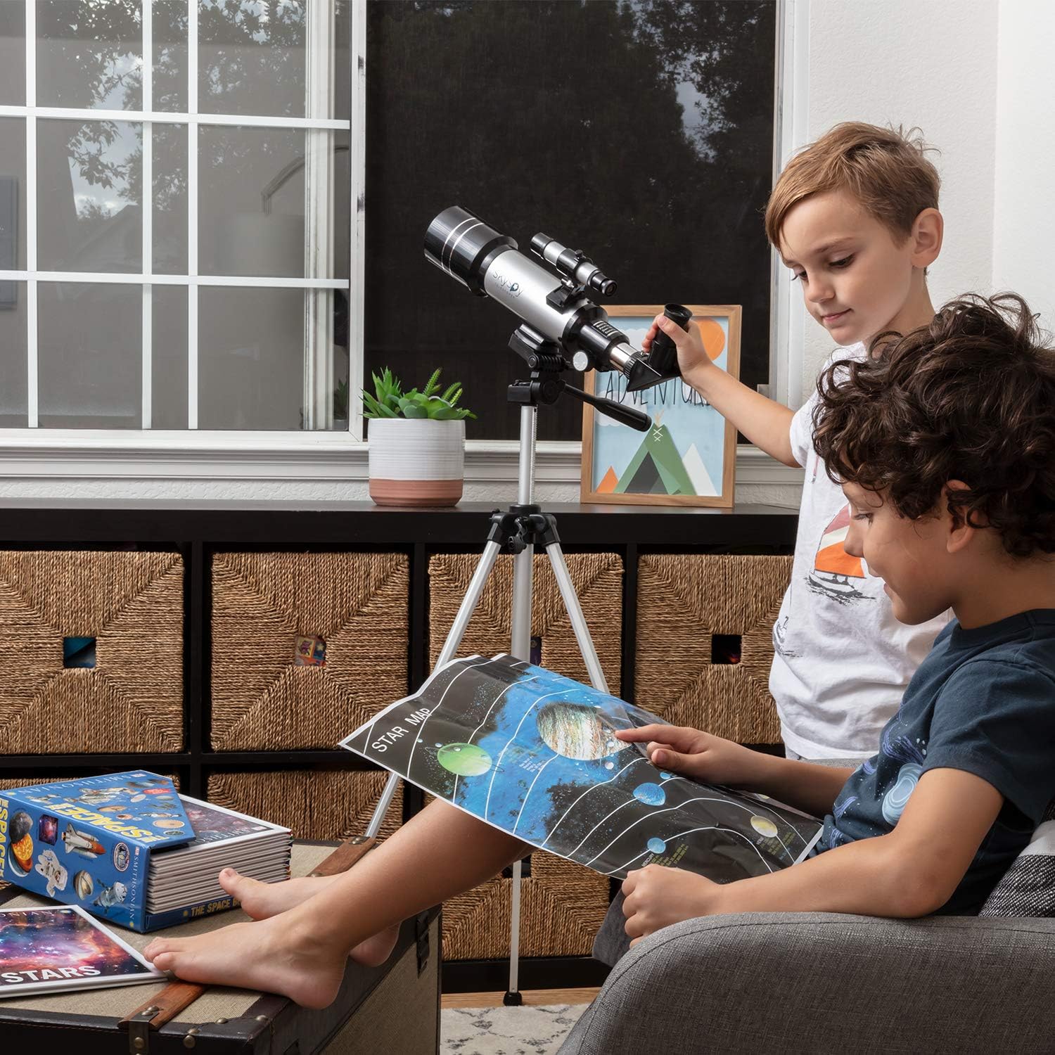 SkySpy Telescopio – Telescopio refractor para principiantes de 2.756 in con alcance buscador y trípode – Vidrio portátil con 3 oculares de aumento –
