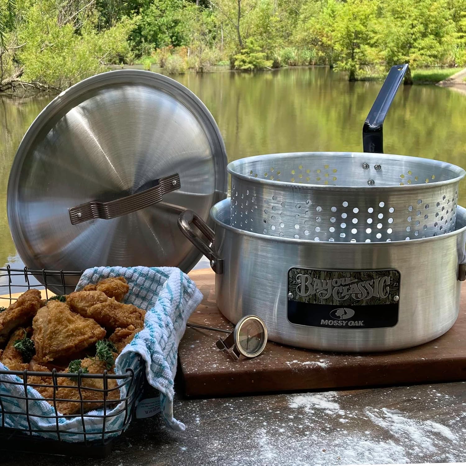 Bayou Classic Olla de aluminio de 14 cuartos de galón de roble musgoso de 47.62 oz con tapa y cesta perforada de aluminio con asas remachadas de