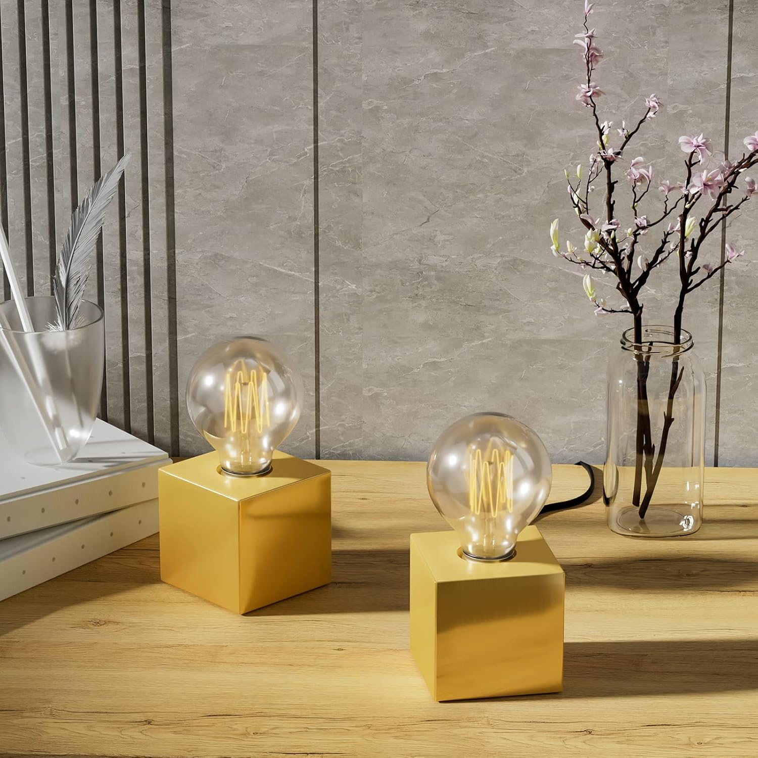 KUNJOULAM Mini base de lámpara de mesa industrial, luz dorada para mesita de noche, moderna lámpara de acento pequeña, acabado de latón, bombilla