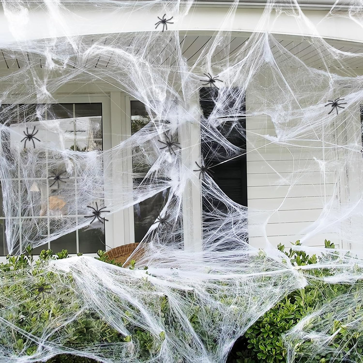 Telarañas de 800 pies cuadrados para decoración de Halloween con 90 arañas falsas, telarañas falsas elásticas para arbustos, fiestas temáticas de