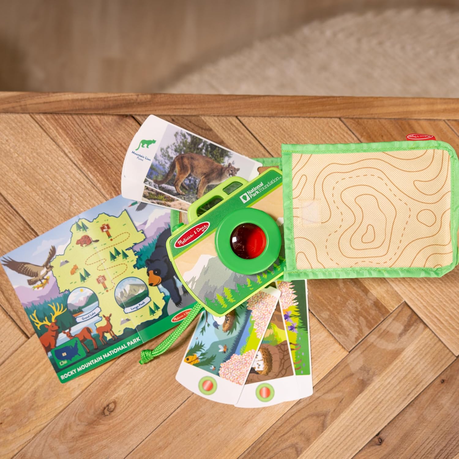 Melissa & Doug Juego de cámara con paisajes y sonidos de las Montañas Rocosas, Juego de cámara de juguete de madera – Tarjetas de fotos hacen