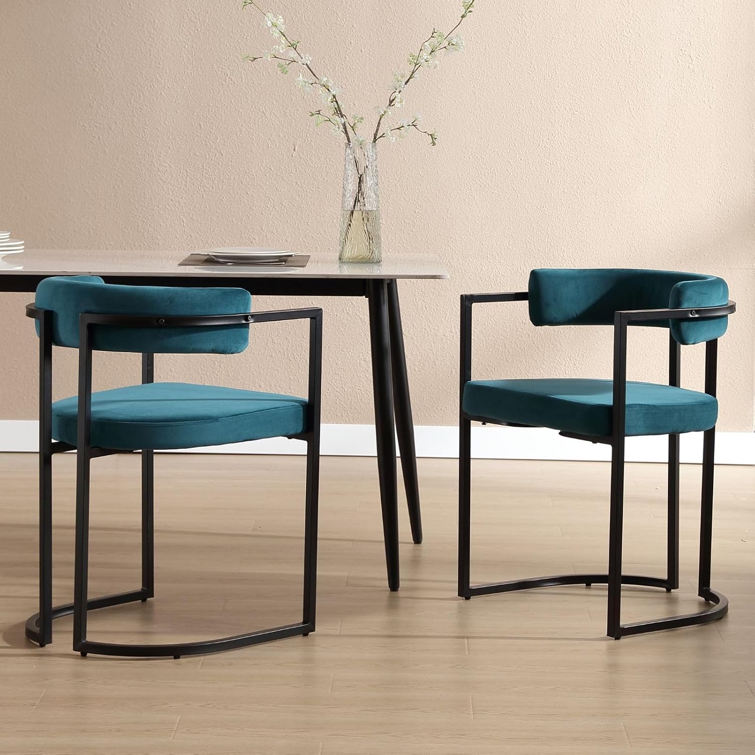 ZSARTS Modern Barrel – Juego de 4 sillas de comedor de terciopelo verde azulado con brazos, sillas de cocina tapizadas con marco de metal negro para