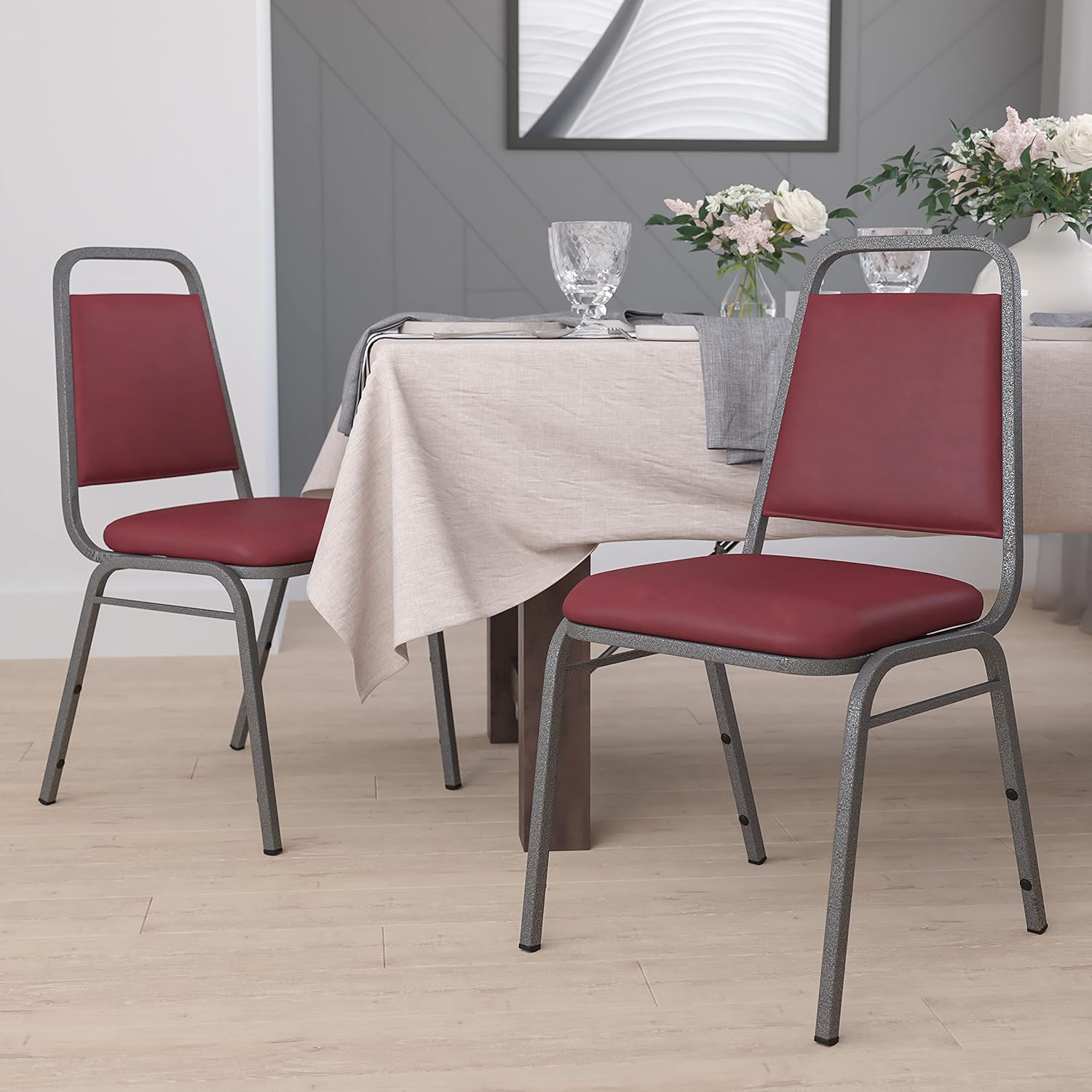 BizChair Paquete de 4 sillas de banquete apilables con respaldo trapezoidal en vinilo burdeos, asiento de 1.5 pulgadas de grosor