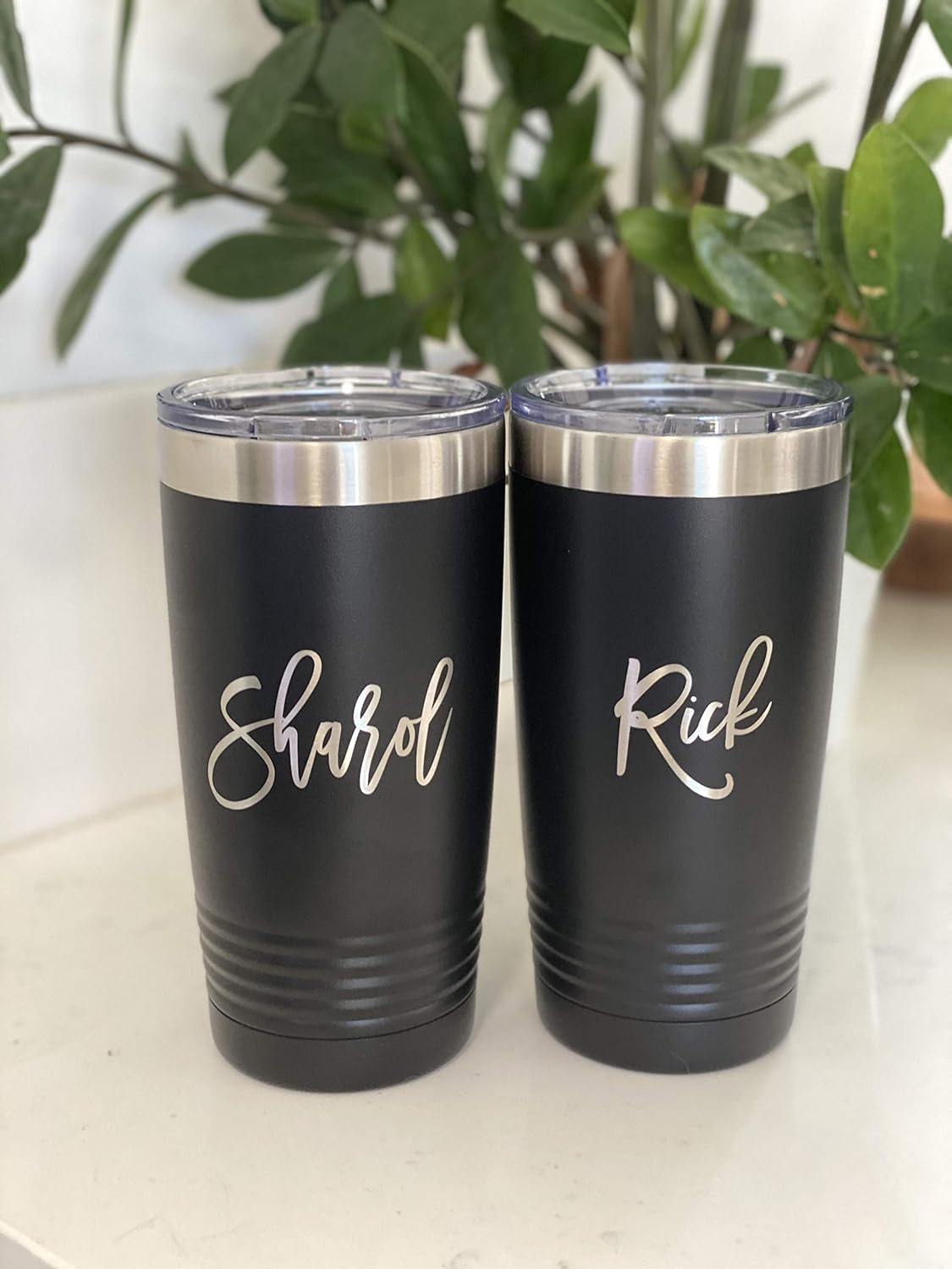 Vaso personalizado con tapa con grabado láser  Taza de viaje aislada al vacío de acero inoxidable  Perfecto para bebidas frías o calientes  Negro