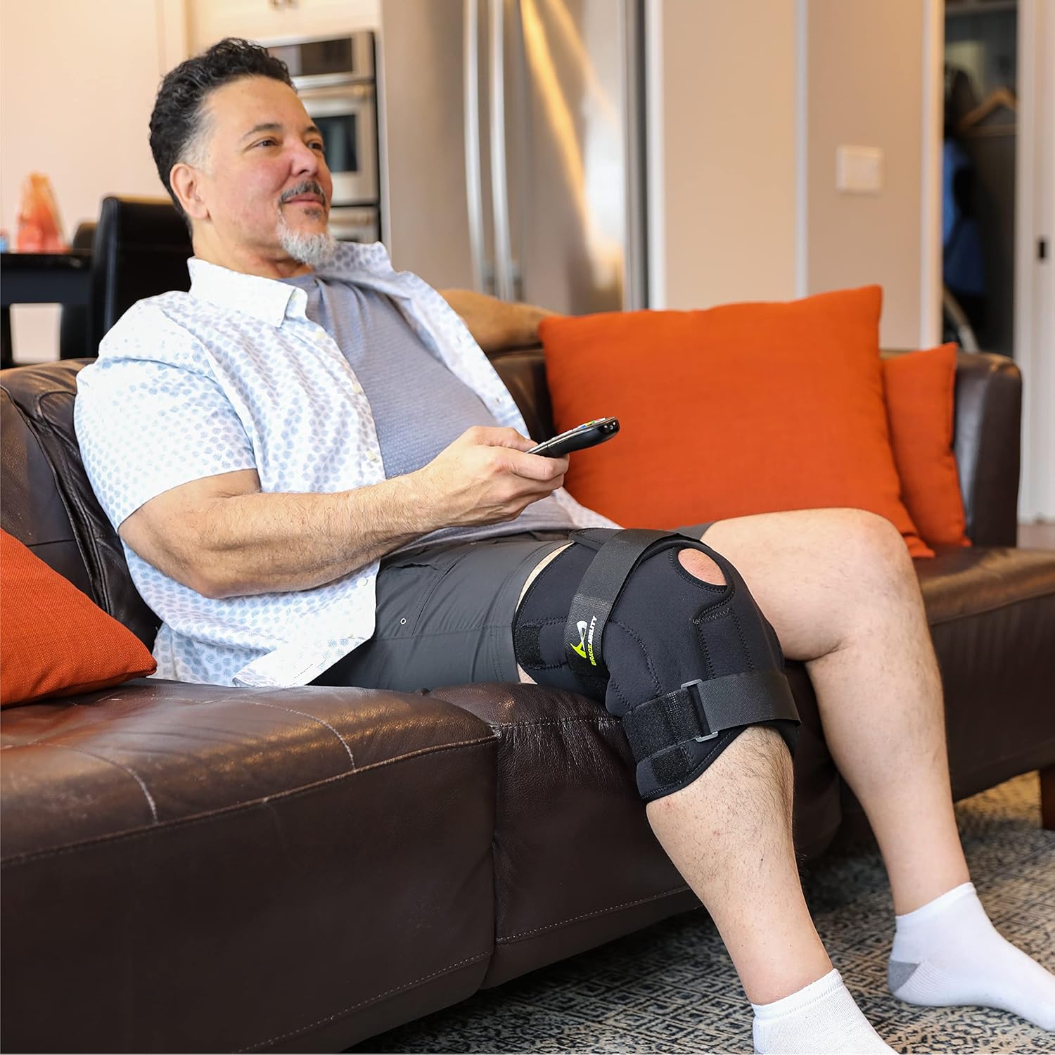 BraceAbility Rodillera envolvente de talla grande, soporte de compresión bariátrica con bisagras para hombres y mujeres con muslos grandes,