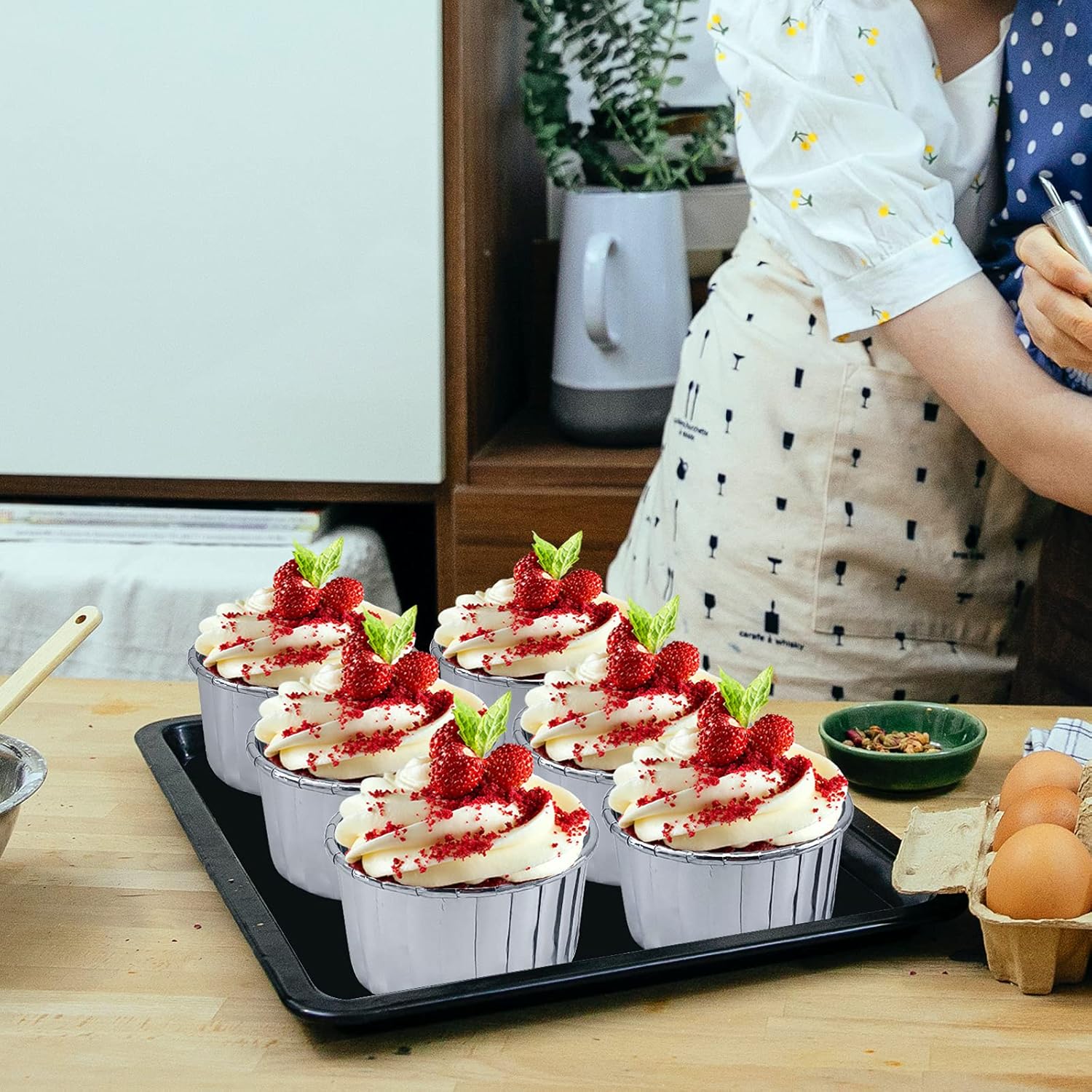 LNYZQUS – Paquete de 50 forros de papel de aluminio para cupcakes con tapas de cúpula, tazas grandes para magdalenas de 5.5 onzas, moldes