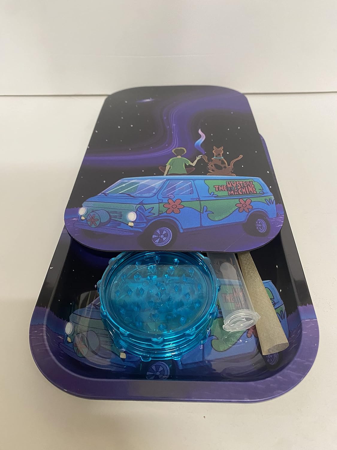 Bandeja de tabaco con ruedas de metal, cenicero, tamaño mediano de 10.0 x 6.0 in Scooby impreso en 3D, incluye tapa magnética, cubierta lanuda (HT10)