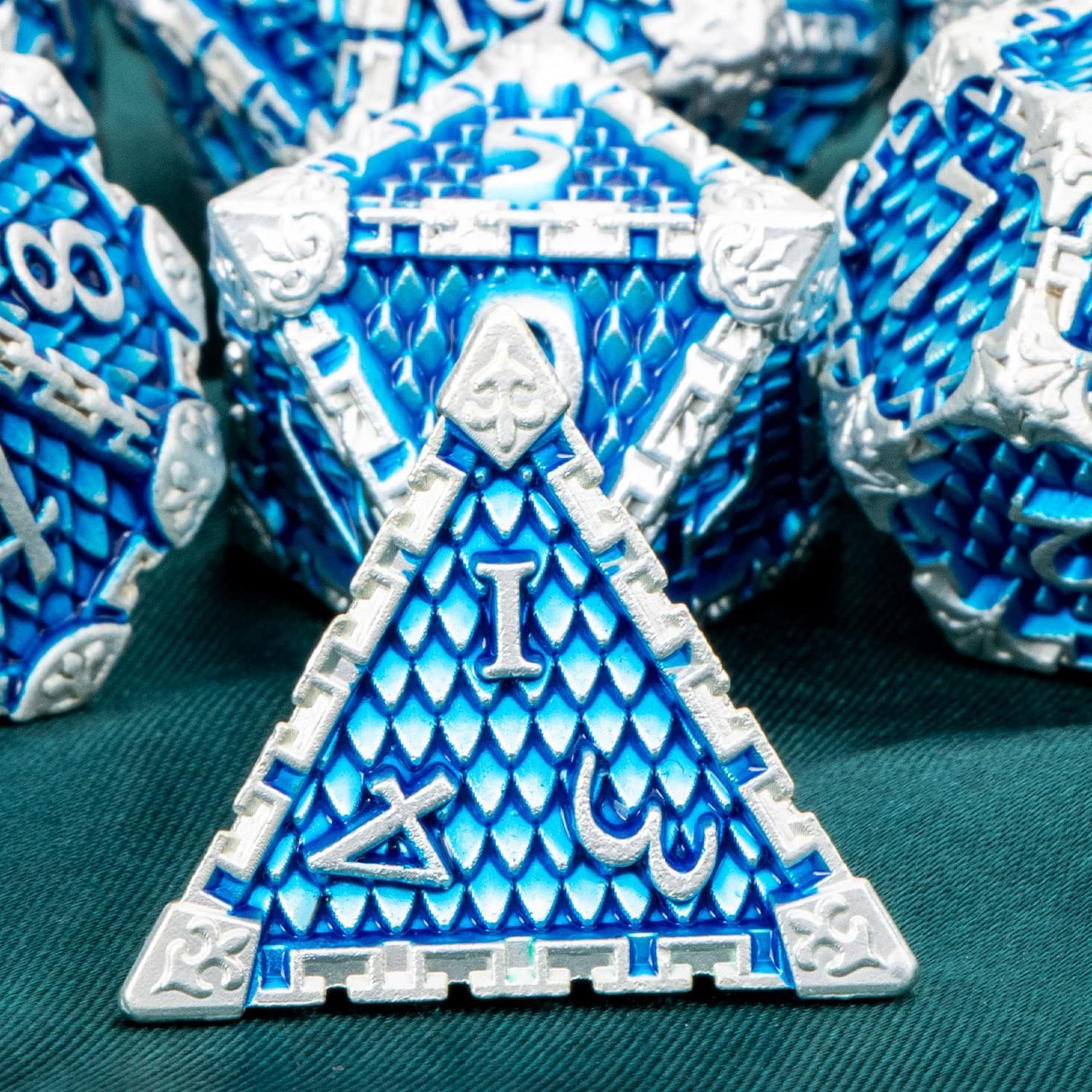ARUOHHA DND – Juego de dados de metal con caja de regalo, juego de rol a escala de dragón azul, juego de dados poliédricos de 6 caras para D&D de
