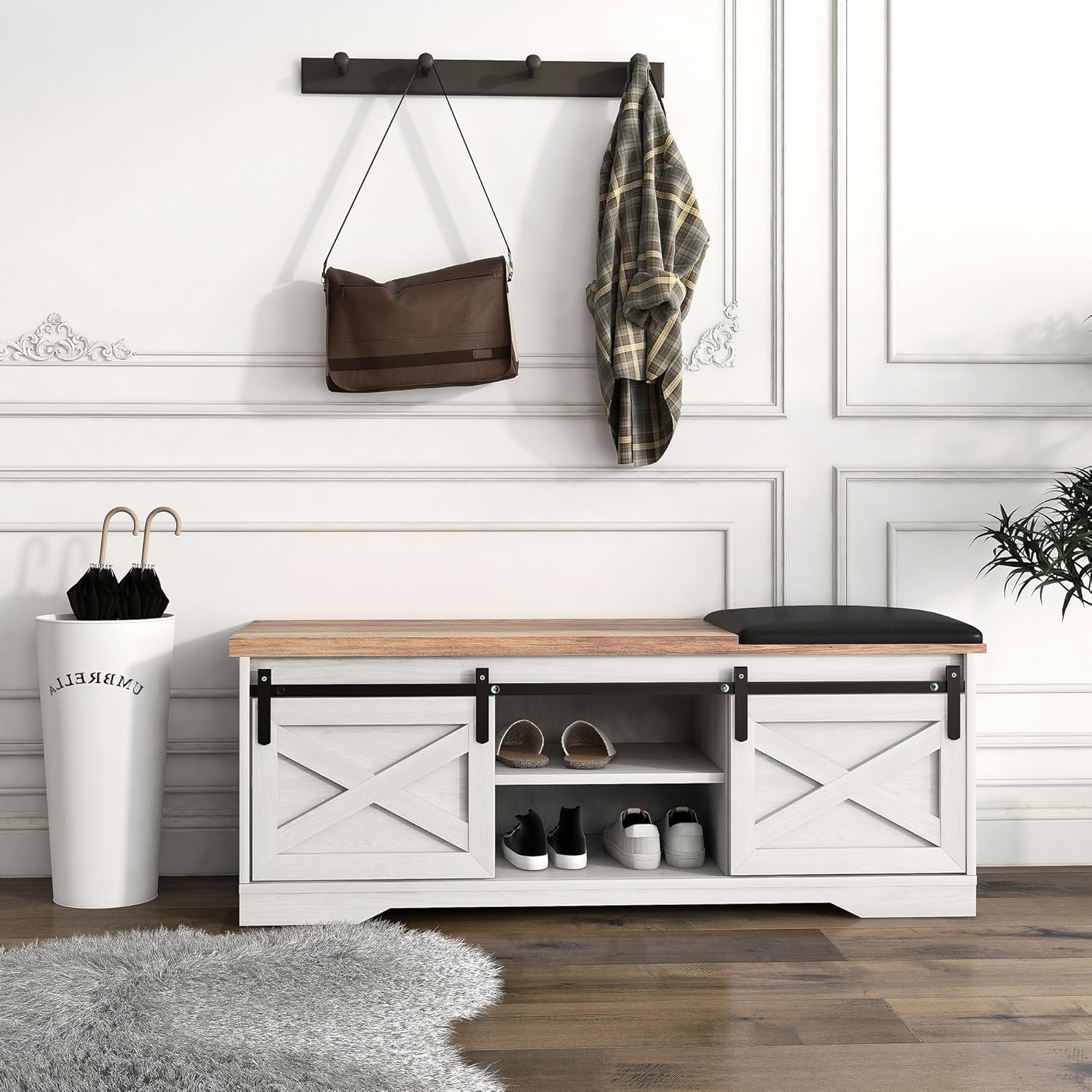Holaki Moderno banco de zapatos estilo granja con puertas correderas y grandes espacios, blanco, madera