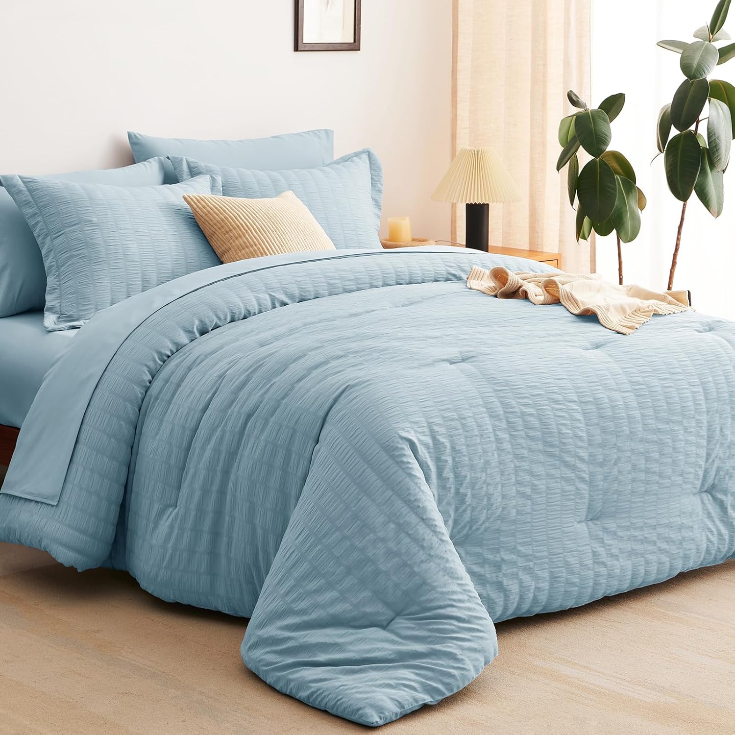 CozyLux Juego de edredón de sirsaca tamaño King con cama azul claro en una bolsa, juego de ropa de cama de 7 piezas para todas las estaciones con