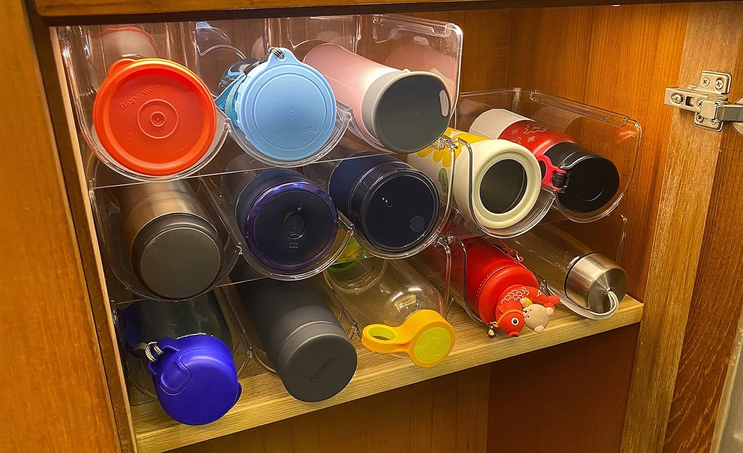 OKITCHEN Juego de 4 estantes de vino para refrigerador, organizador de almacenamiento de botellas de agua para gabinete, estante apilable para