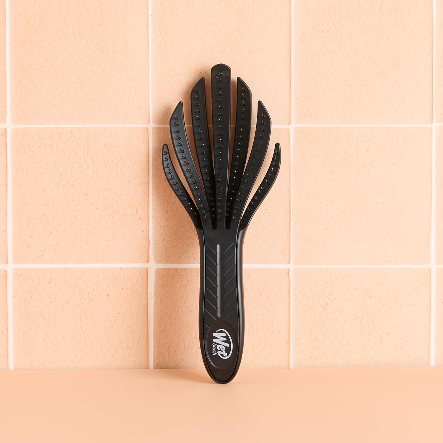 Wet Brush Go Green Curl – Cepillo desenredante para el cabello, color negro, cerdas desenredantes ultrasuaves IntelliFlex que se deslizan a través