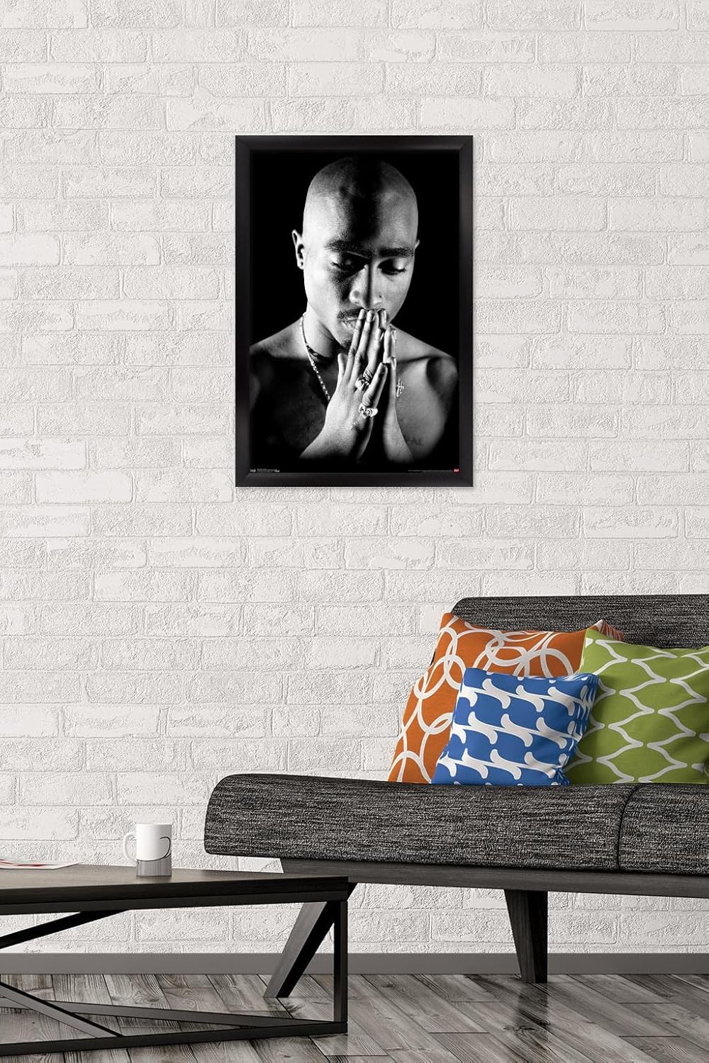 Trends International Tupac – Póster de pared rezando, 14.725 x 22.375 pulgadas, versión enmarcada en negro
